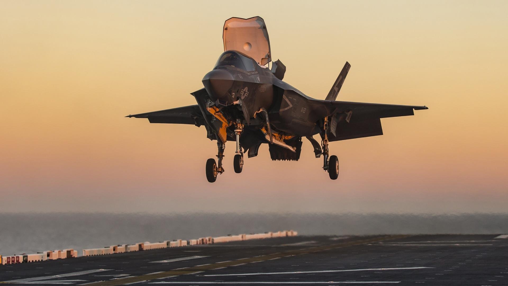 乔·莫伊:凭借极高的scrum控制力和防守反应,成为全黑队的坚强后盾